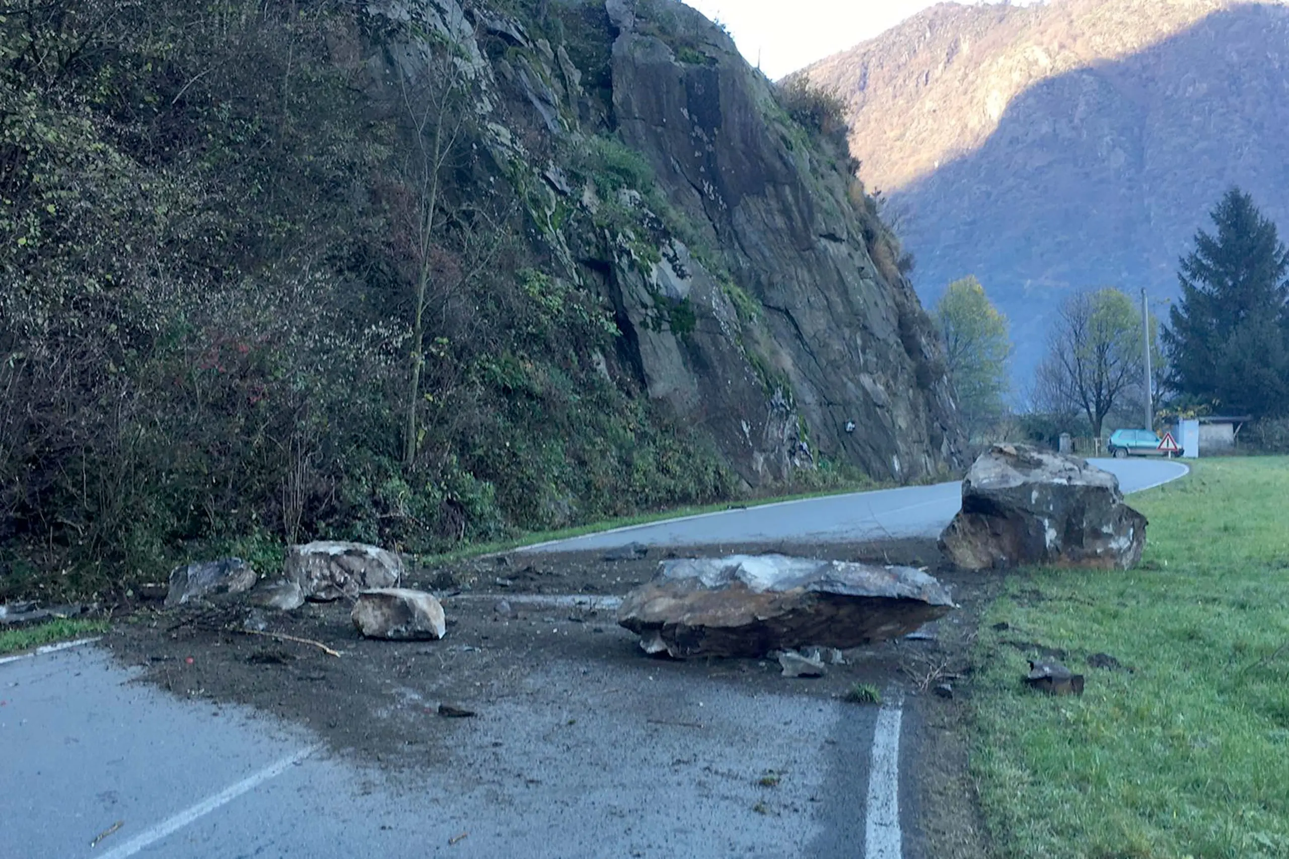 Forcola, frana (e miracolo) sulla provinciale