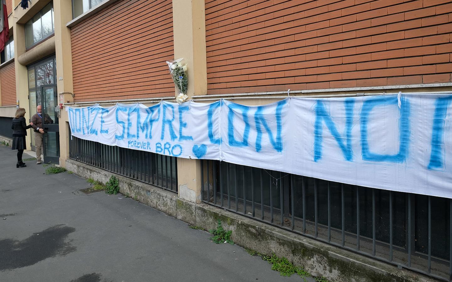 Christian Donzello E Lo Striscione Davanti Scuola Sempre Con Noi