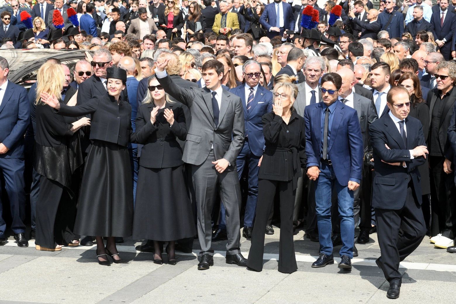 La famiglia Berlusconi ai funerali in Duomo a Milano
