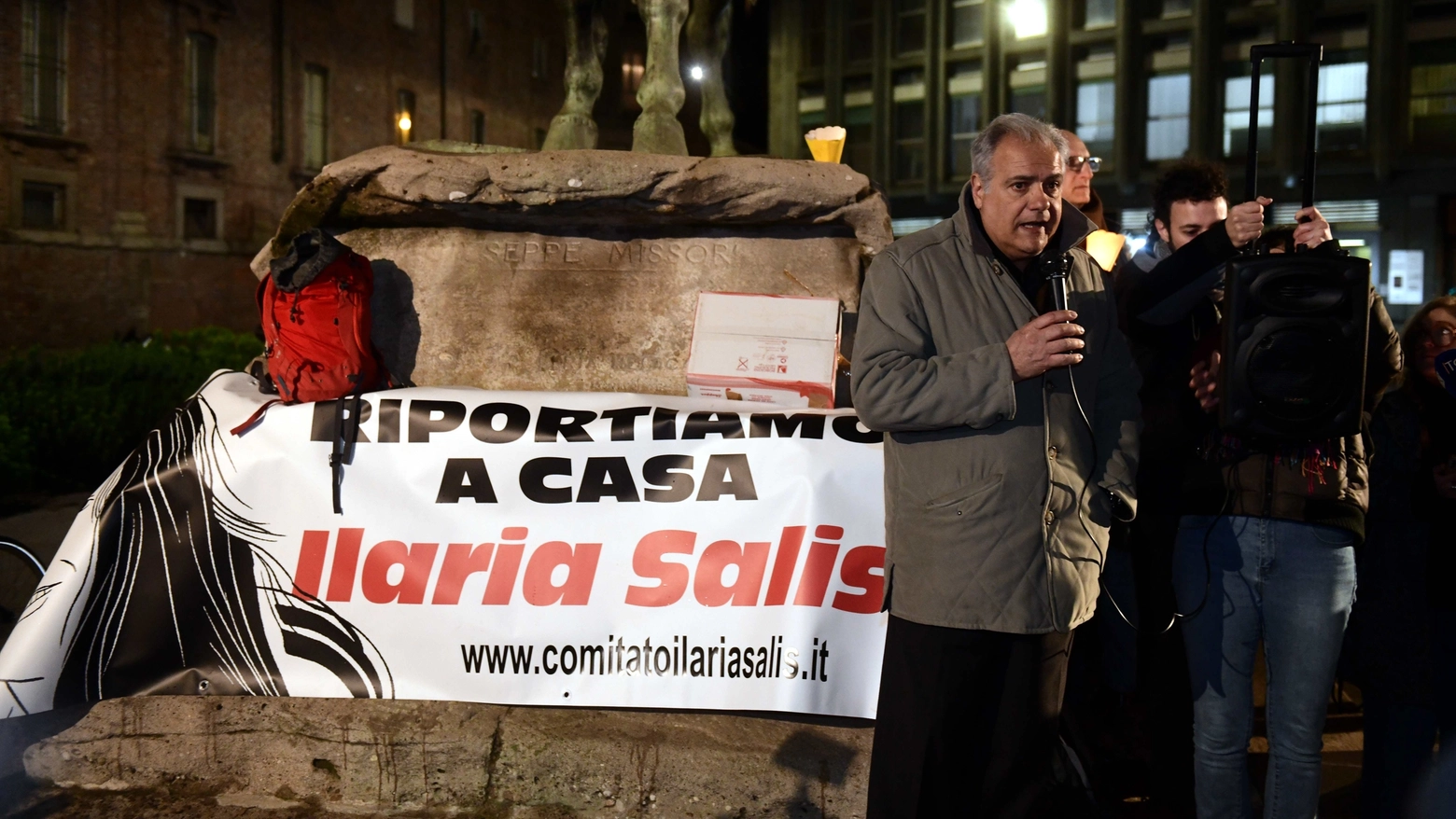 Il manifesto in piazza Missori a Milano. Col microfono in mano il padre dell'insegnante, Roberto Salis