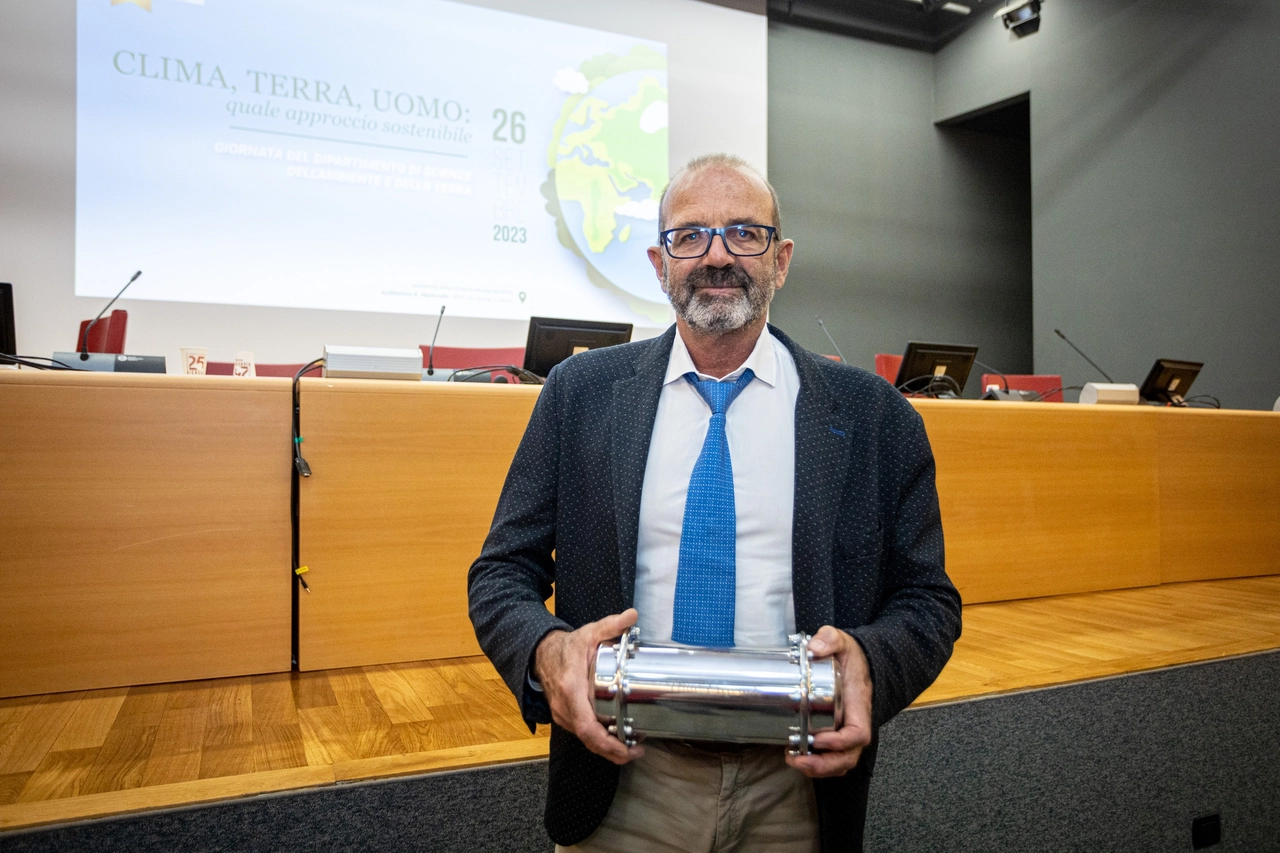 Il direttore del Disat Andrea Zanchi prende in consegna la capsula del tempo