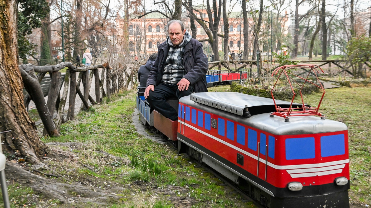 Vincenzo Caserta, da 54 anni alla guida del Trenino dei Giardini nel parco di Porta Venezia (Foto Andrea Fasani)