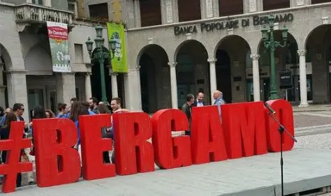 Piazza Vittorio Veneto, inaugurata la scritta #Bergamo