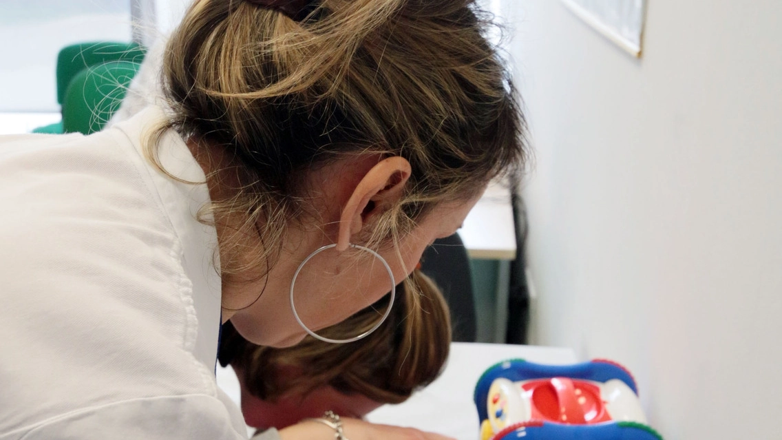 La piccola di 5 anni è arrivata al Civile di Brescia in preda a dolori e febbre altissima
