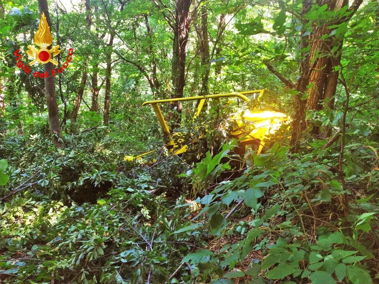 Elicottero cade in un bosco della bergamasca: miracolati gli occupanti