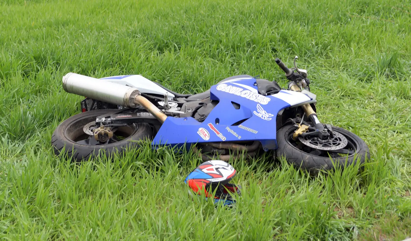 Incidente a Mediglia: finisce fuori strada con la moto e muore / VIDEO