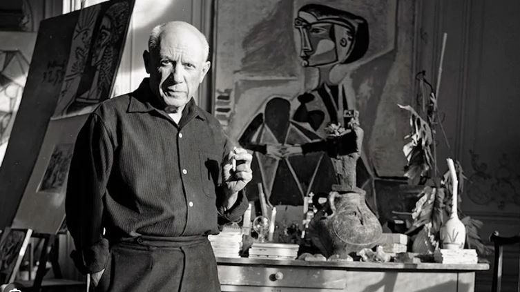 Pablo Picasso nel suo studio