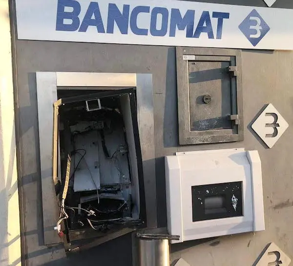 Fanno esplodere bancomat in via Battisti a Stradella e fuggono con soldi: caccia ai ladri