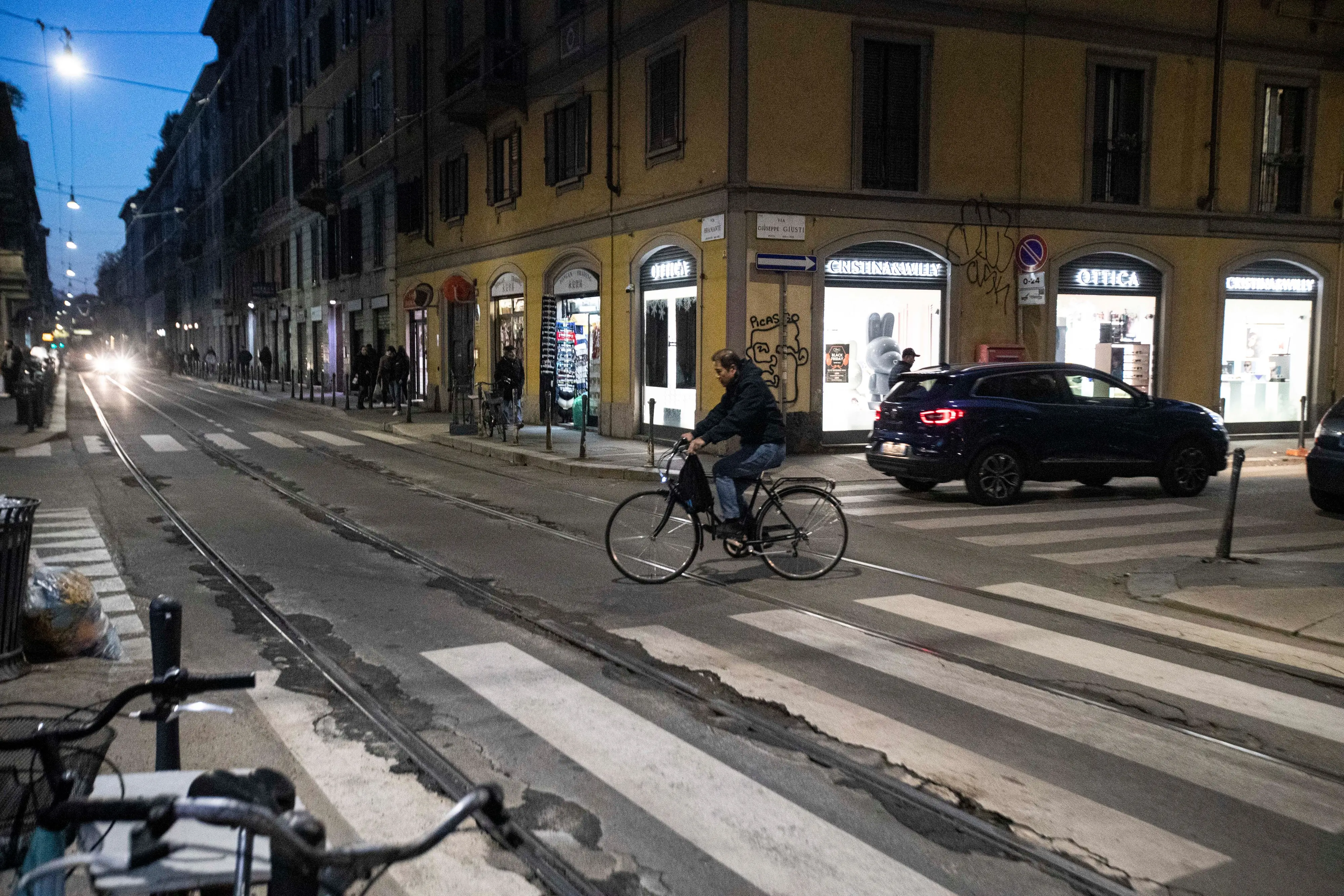 Milano, le buche in via Bramante sono virali: spuntano ovunque voragini