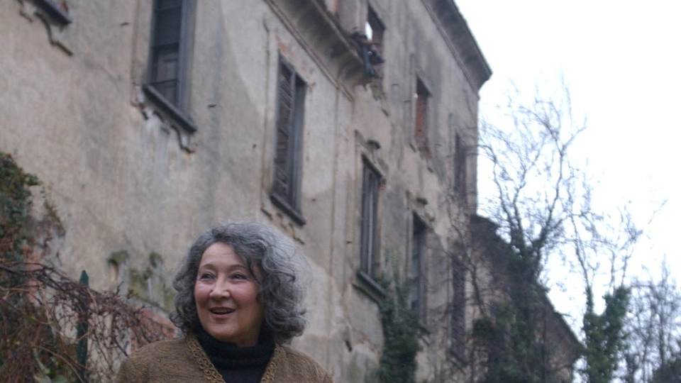 A sinistra una foto d’epoca di Anna Maria Moneta Caglio davanti al palazzo di Caponago