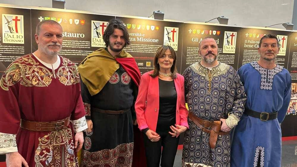 Alcuni figuranti con i vestiti del Palio e l'eurodeputata Patrizia Toia