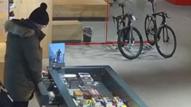 Il turista belga in azione nel negozio di Livigno (frame video telecamere sorveglianza)