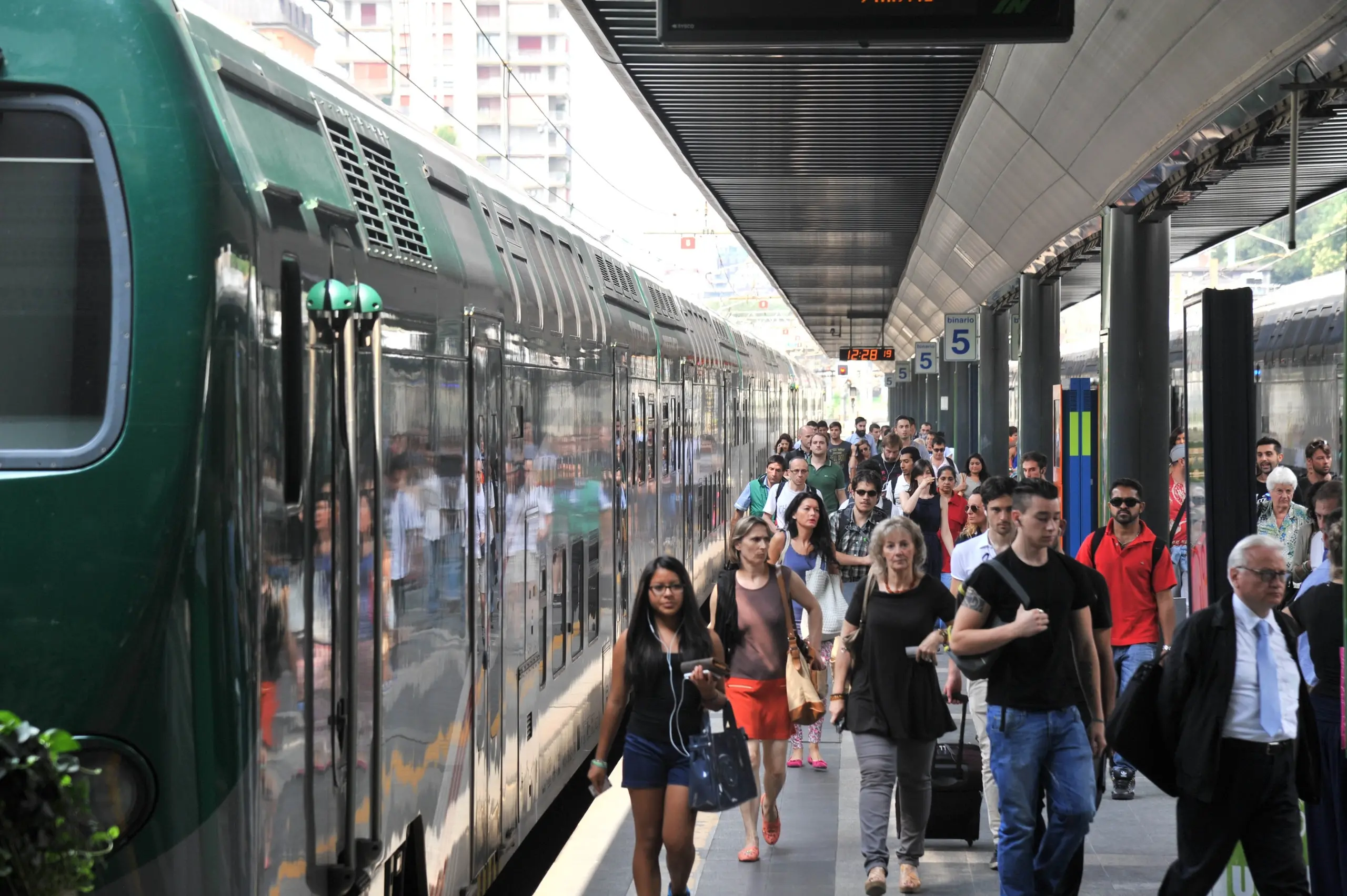 Treni, scatta il rincaro sugli abbonamenti: pendolari infuriati