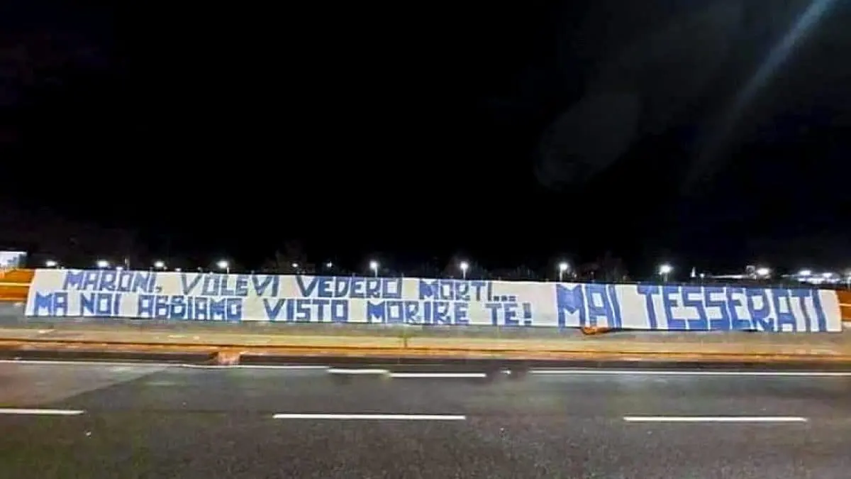 Morte Roberto Maroni: a Napoli esposto striscione offensivo che "esulta" per la scomparsa