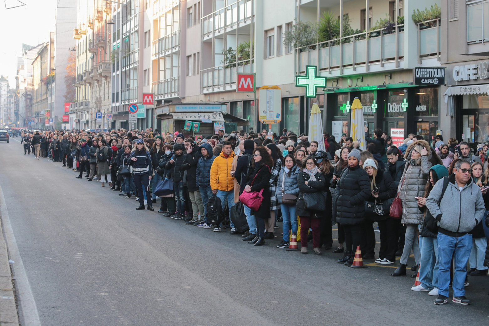 Centinaia di persone in coda in attesa del bus sostitutivo alla fermata Pasteur