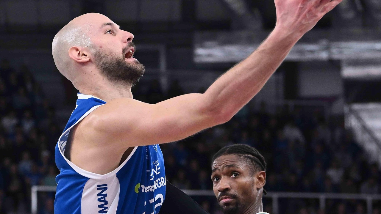 La Pallacanestro Brescia si impone nel derby lombardo battendo la Vanoli Cremona per 99-87, trascinata da Nikola Ivanovic, Miro Bilan...