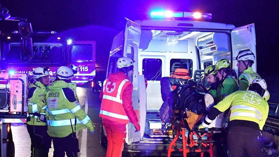 Milano, ciclista sbatte contro lo sportello aperto di un’auto e vola sull’asfalto: è in fin di vita