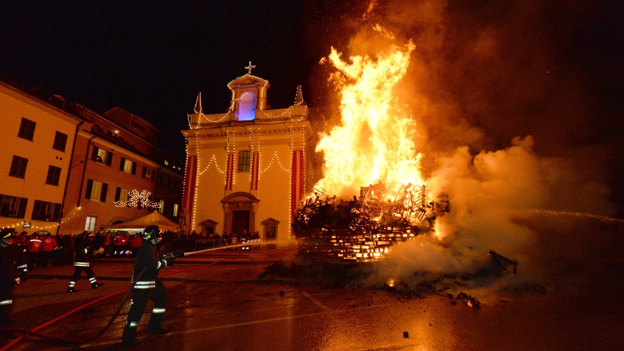 Varese, festa di SantìAntonio Abate: il falò della Motta