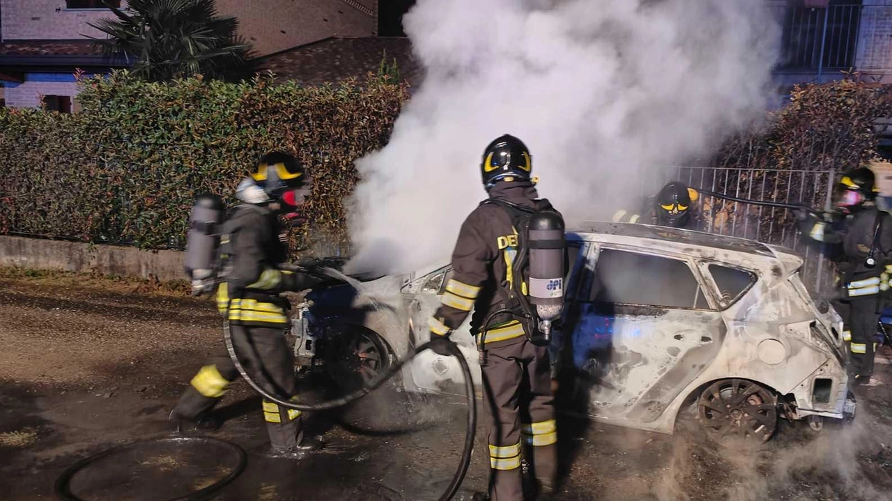 Notte agitata a Castiglione Olona con due incendi auto. Vigili del fuoco intervenuti due volte. Indagini in corso. Altri interventi nella zona.