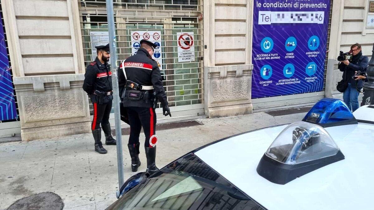 Terrore in stazione a Casalpusterlengo: ragazzino rapinato dalla gang e costretto da consegnare i soldi