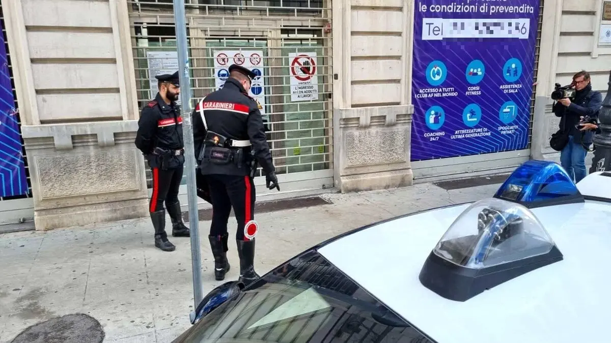 Terrore in stazione a Casalpusterlengo: ragazzino rapinato dalla gang e costretto a consegnare i soldi