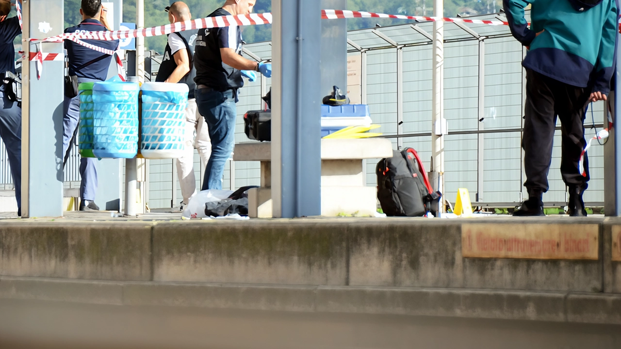 Le indagini dopo l’accoltellamento mortale in stazione a Calolziocorte