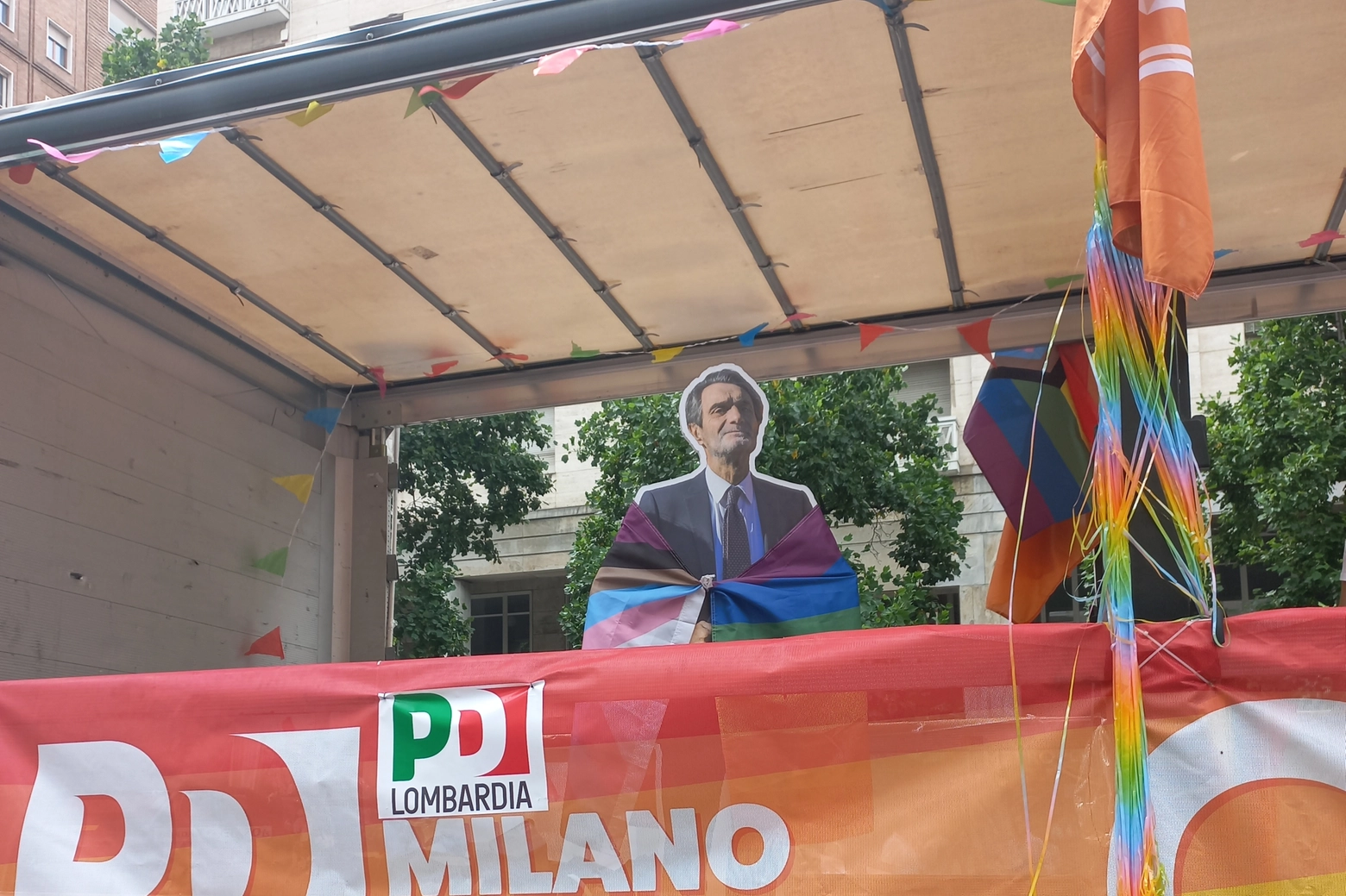 Il cartonato di Attilio Fontana sul carro del Pd al Pride