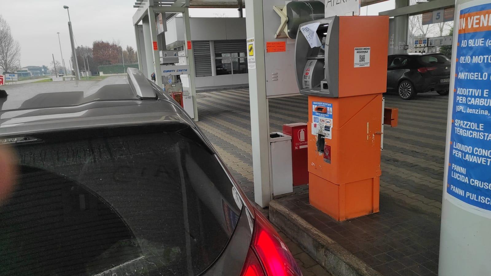 Maleo, banda dei distributori di benzina in azione: rubato l’incasso