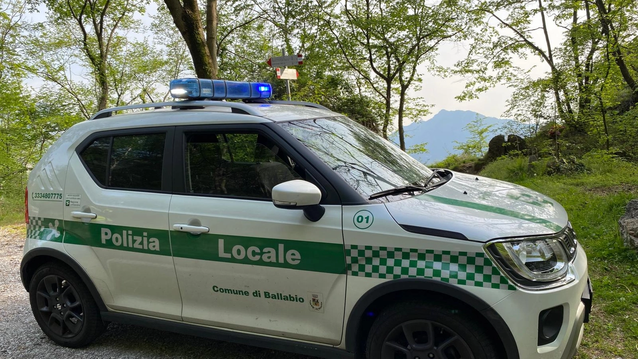 Una pattiglia della Polizia locale di Ballabio