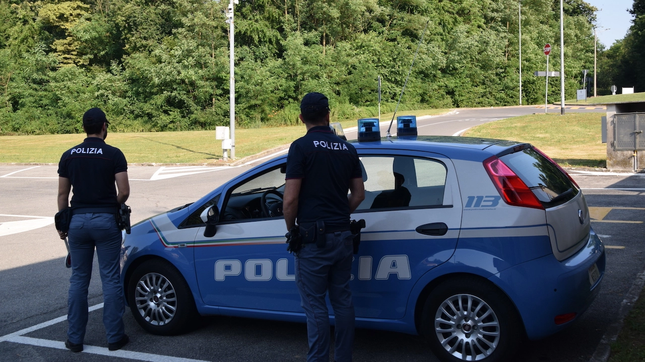 Polizia in azione, un uomo arrestato dopo un furto al supermercato