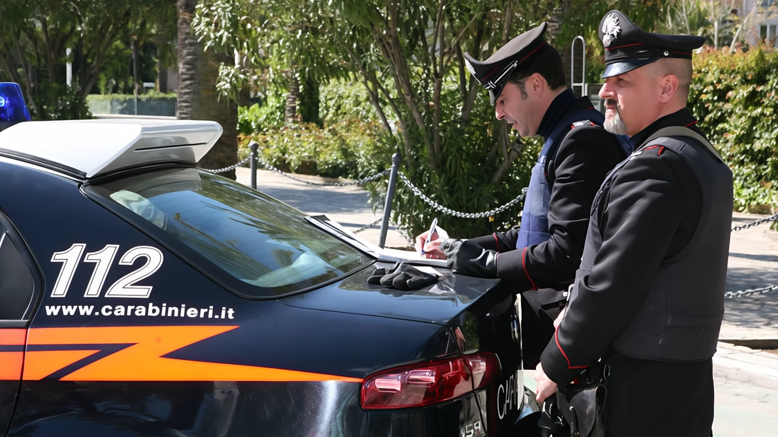 I carabinieri hanno fatto irruzione nell’alloggio giovedì mattina accompagnati da personale della polizia locale del borgo