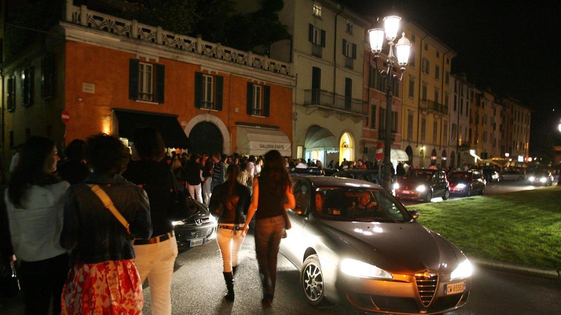 Lanci di bottiglie e petardi. Rissa in piazzale Arnaldo