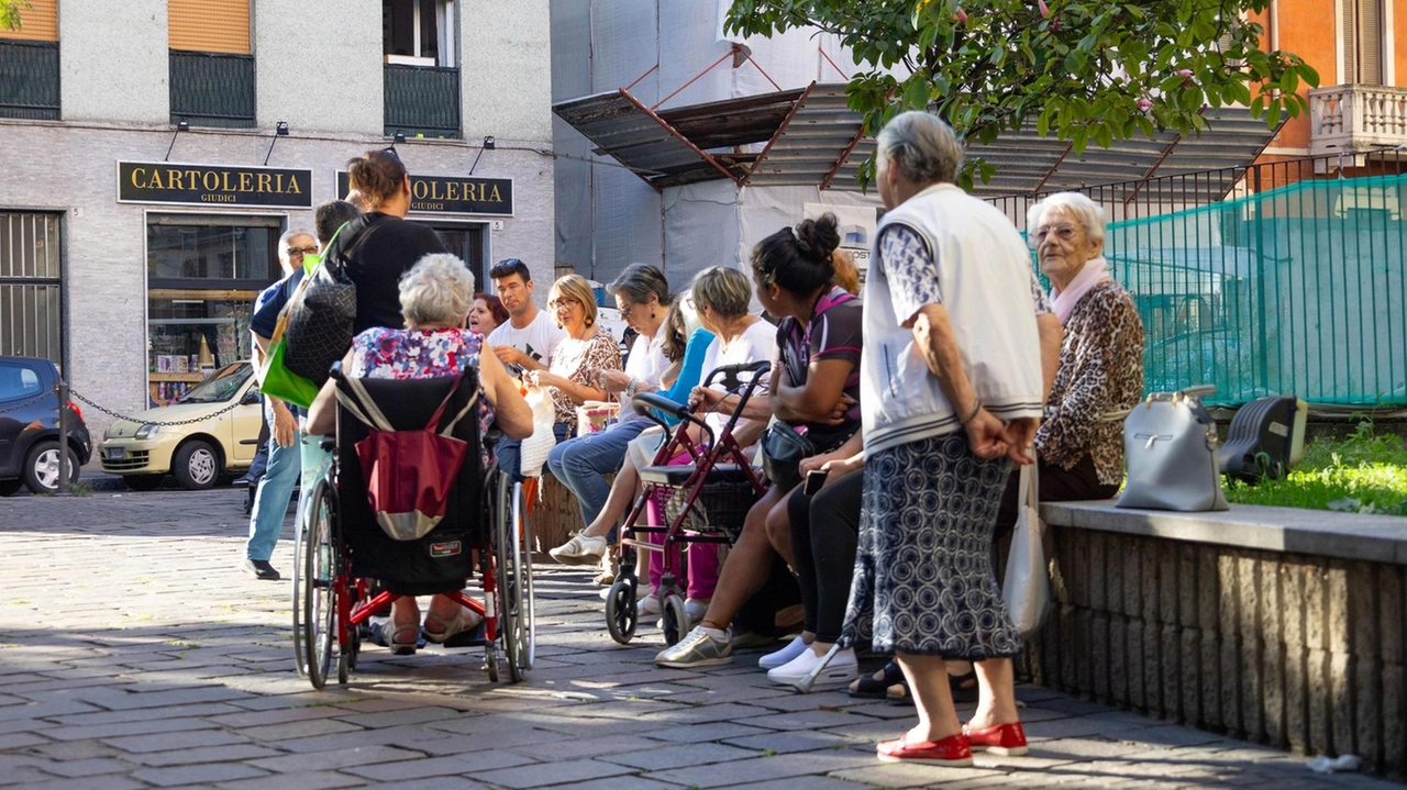 Dopo la rimozione delle panchine,. partirà la riqualificazione della piazza