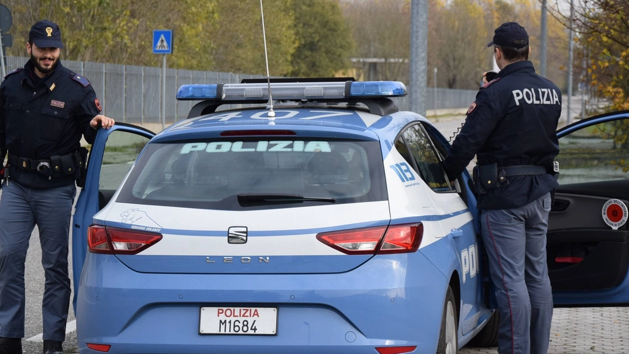 Una pattuglia degli agenti della questura durante controlli per le strade di Pavia (Foto d'archivio)