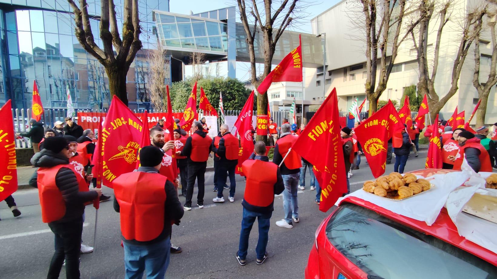 Legnano, lavoratori metalmeccanici in presidio davanti alla sede di Confindustria: cosa chiedono