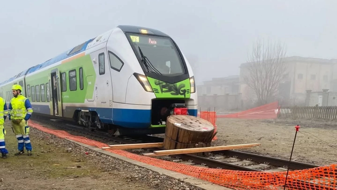 La maxi bobina sui binari, che ha causato il blocco della circolazione sulla linea Mortara-Robbio-Vercelli (dal profilo Facebook del sindaco di Robbio, Roberto Francese)