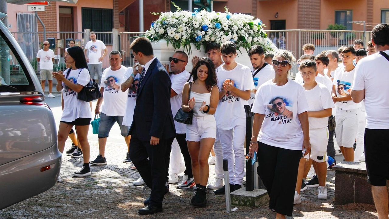 Bollate, in corteo parenti e amici vestiti di bianco per il funerale. "Vogliamo giustizia"