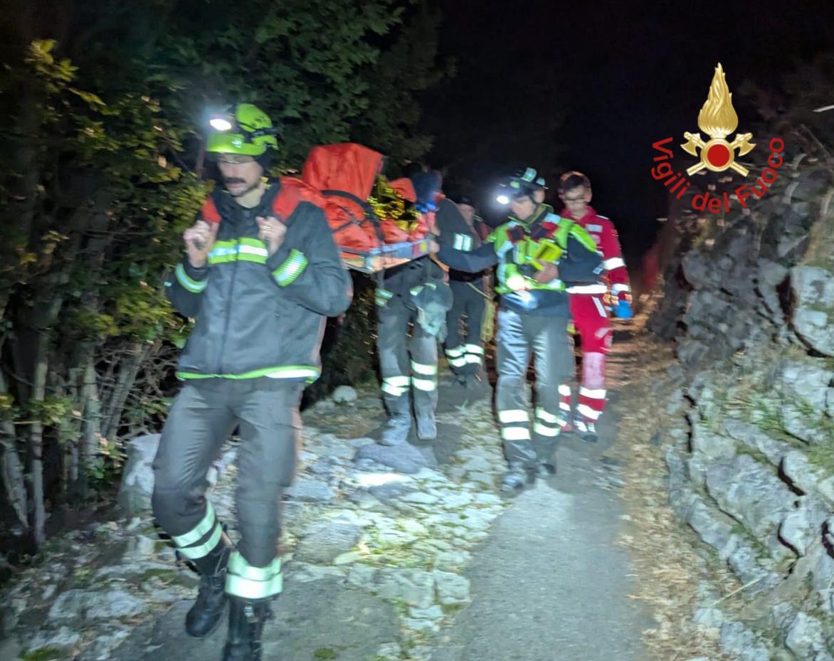 Canzo, escursionista 61enne si fa male lungo un sentiero impervio: lo recuperano i vigili del fuoco