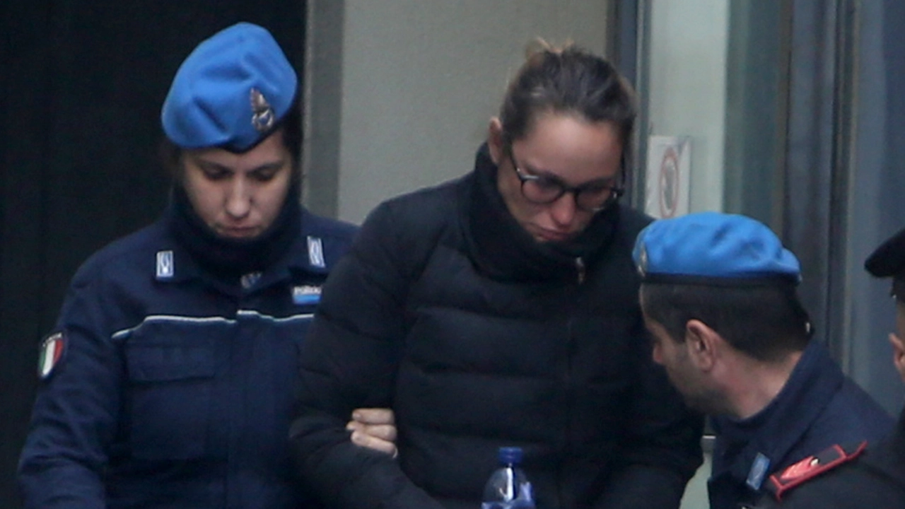 Stella Boggio mentre esce dal tribunale