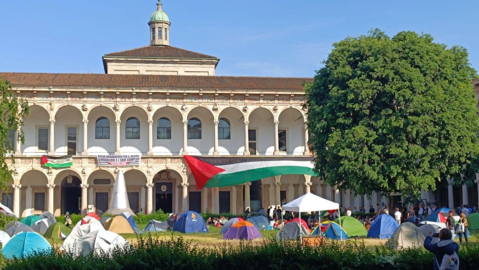 L'università statale è stata occupata e gli studenti si sono accampati con le tende nel cortile dell'ateneo