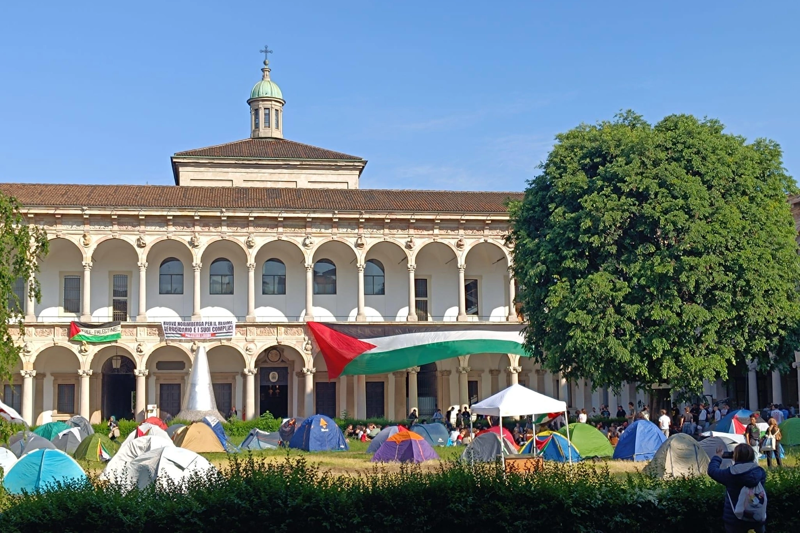 L'università statale è stata occupata e gli studenti si sono accampati con le tende nel cortile dell'ateneo