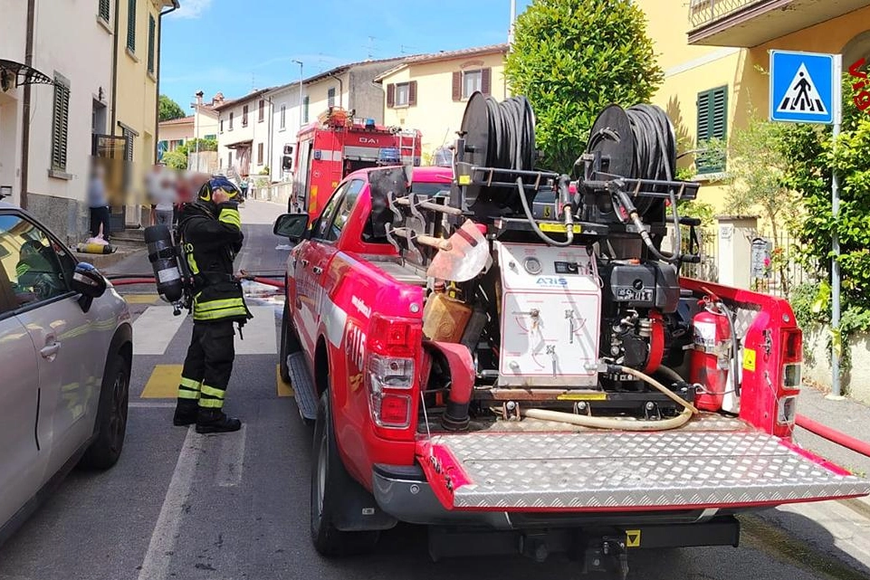 Prende fuoco la cappa della cucina. Anziana ustionata e intossicata