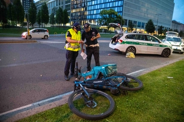 Milano, rider investito sulla pista ciclabile in via Melchiorre Gioia: è grave
