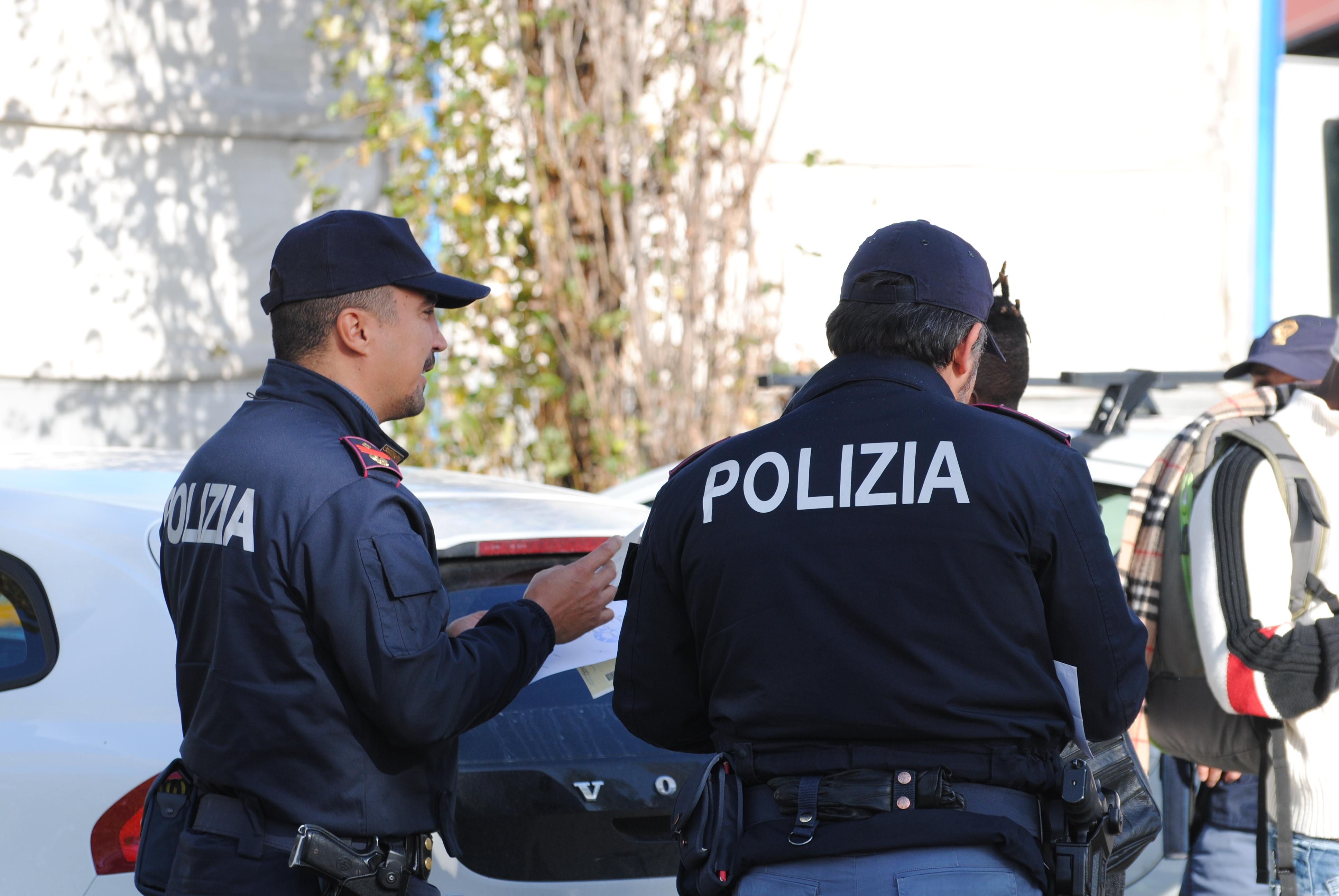 Fermato per spaccio in centro a Milano, gli trovano in casa una stanza segreta con mitragliatrici e fucili