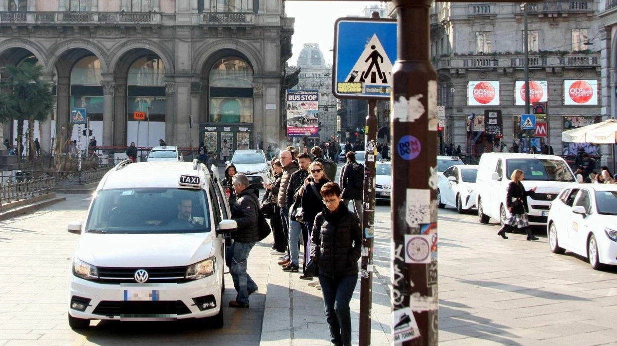 Taxi in piazza Duomo a Milano