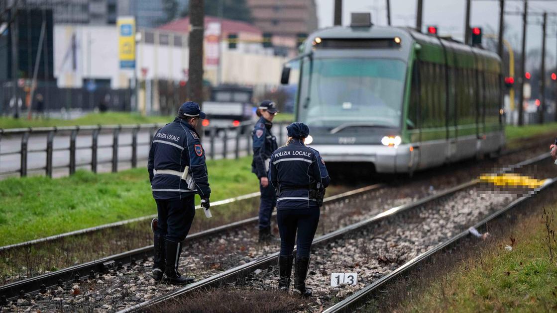 La tragedia ancora senza un perché di via dei Missaglia: il 26enne investito almeno cinque volte dal tram. Lo choc dell’amico: “Mi sono girato ed era sparito”