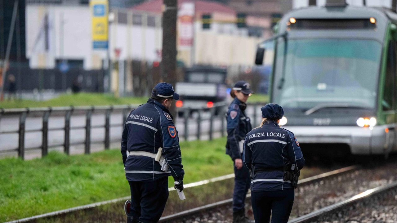 Un uomo è morto a Milano in via dei Missaglia, nella periferia sud di Milano (foto Ansa/Fasani)