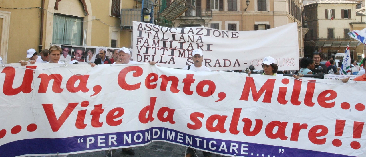 Una manifestazione dell'associazione dei famigliari delle vittime della strada