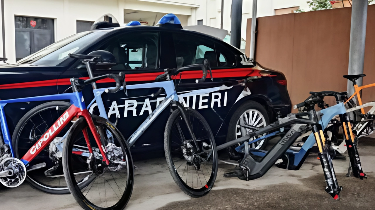 Tre giovani moldavi sono stati denunciati per ricettazione dopo essere stati sorpresi dai carabinieri con bici di lusso rubate nascoste in un bosco della Valsabbia. Parte del bottino è stato recuperato e restituito al legittimo proprietario.