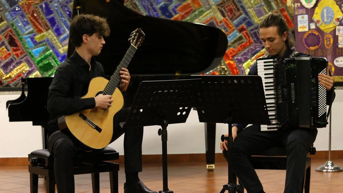 L’esibizione di Nicolò Bertano alla chitarra e Gabriele Viada alla fisarmonica